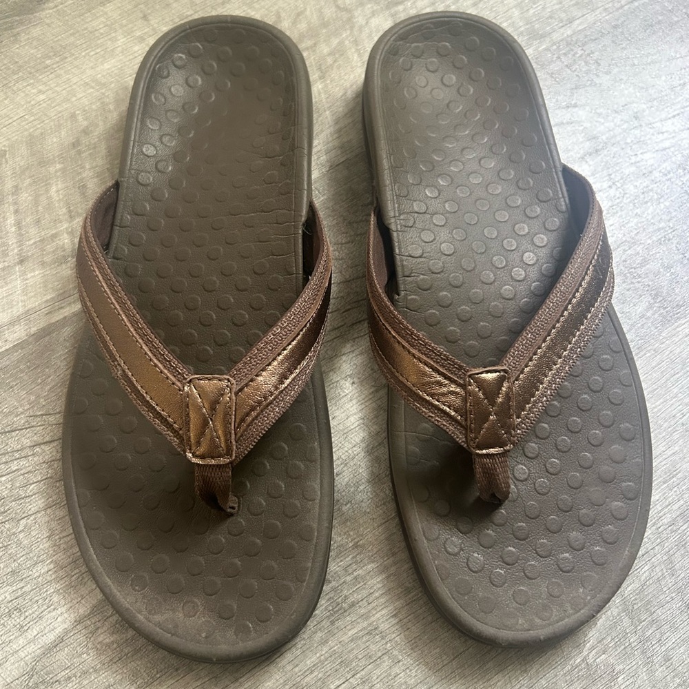 Vionic Women’s Bronze Brown Leather Flip Flop Sandals | Tide II - Size 9